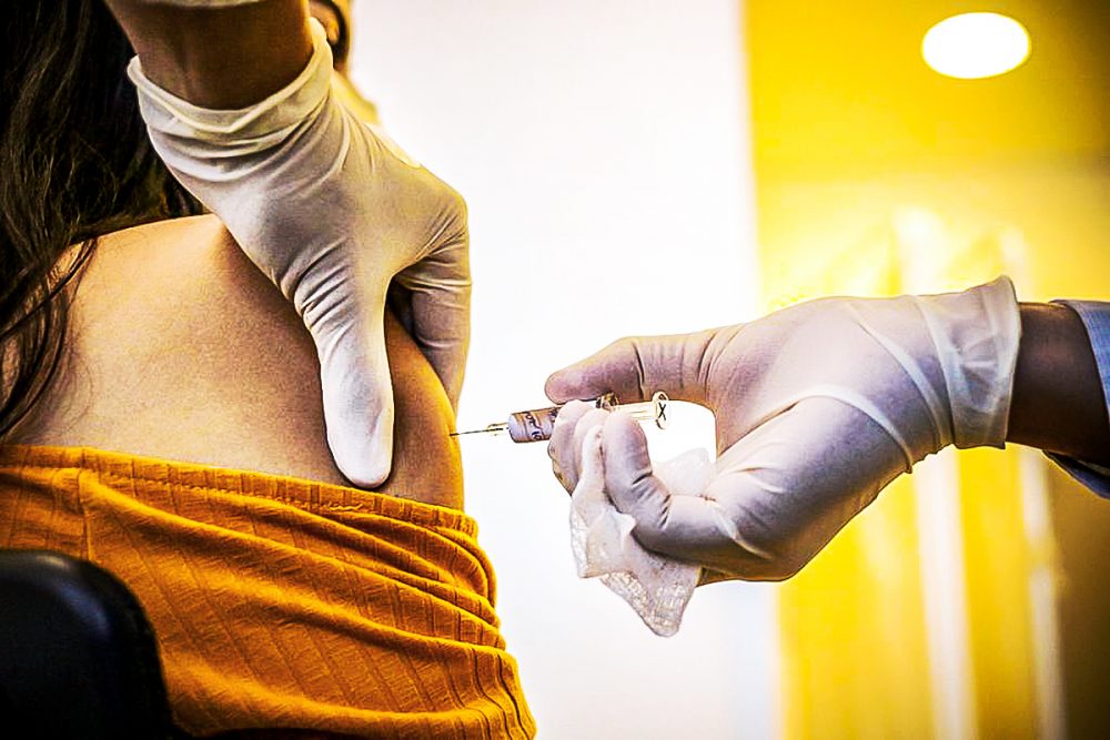 Brasil recebe 1º lote de vacinas da Johnson, aplicadas em dose única