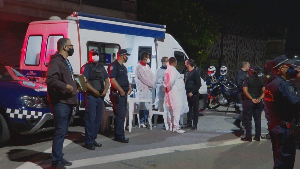 Jovem testa positivo para Covid após polícia flagrar festa clandestina em Carapicuíba, na Grande SP