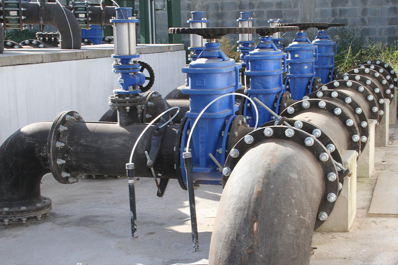 Sabesp manutenção e pede economia de água em Itapevi