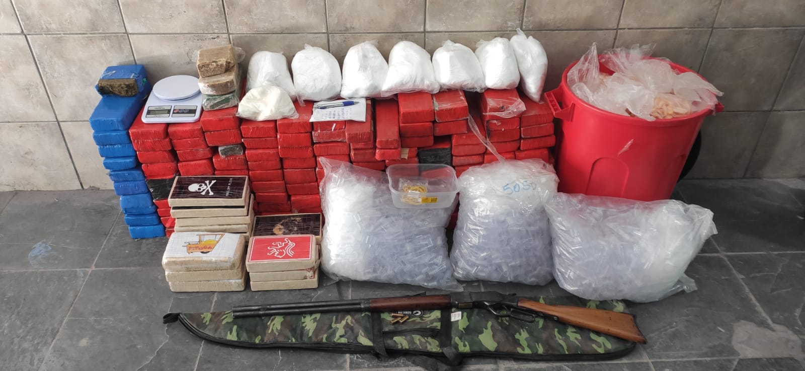Polícia Militar prende traficante e apreende 165 Kg de drogas em Jandira