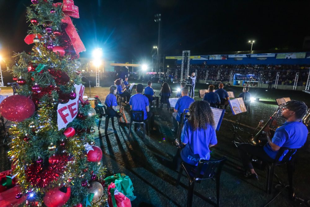 Centenas de pessoas prestigiam Parada de Natal em Itapevi