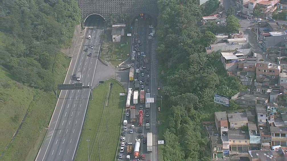 Acidente entre três carretas e dois caminhões deixa uma pessoa morta no Rodoanel