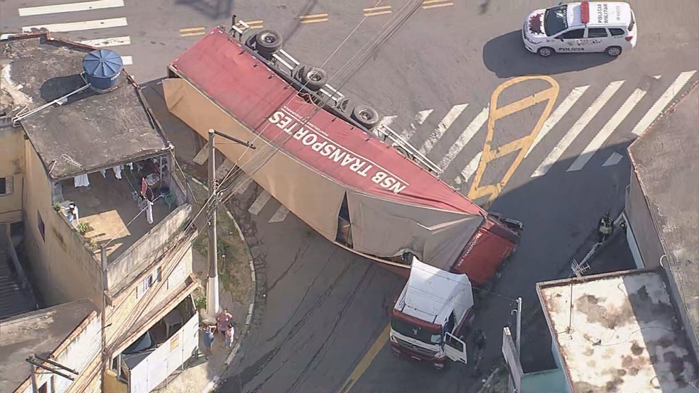 Caminhão carregado de refrigerantes tomba em Osasco