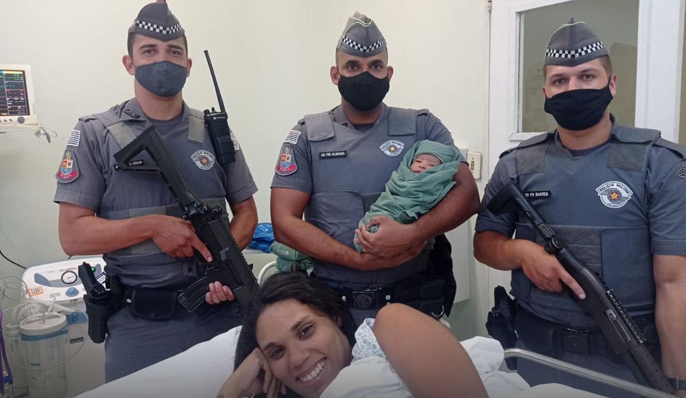 Mulher em trabalho de parto recebe ajuda de PMs em Osasco