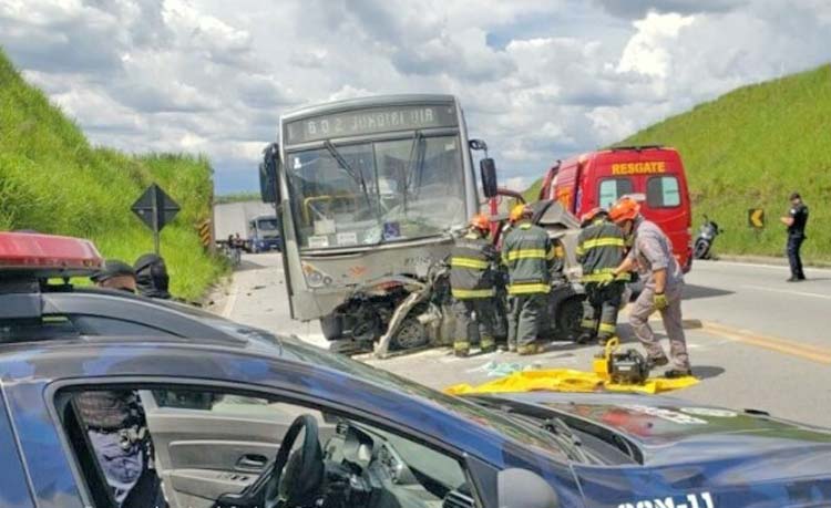 Colisão entre carro e ônibus deixa um morto em Cajamar