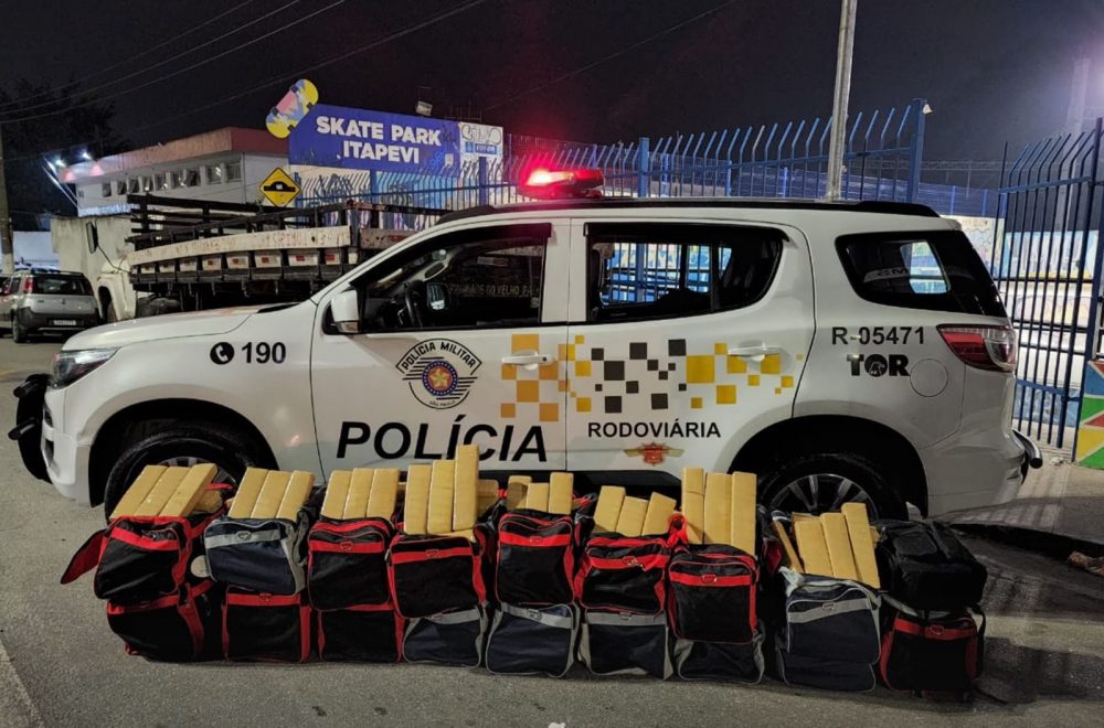 Polícia Rodoviária apreende caminhão com 522 tijolos de maconha em Itapevi