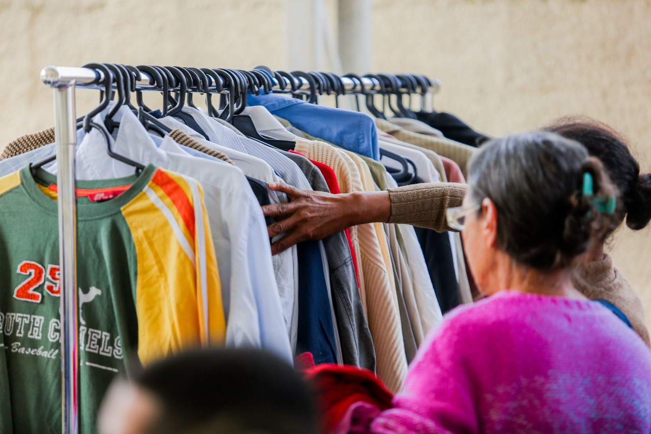 Acolher inicia distribuição de roupas coletadas na Campanha de Agasalho 2022