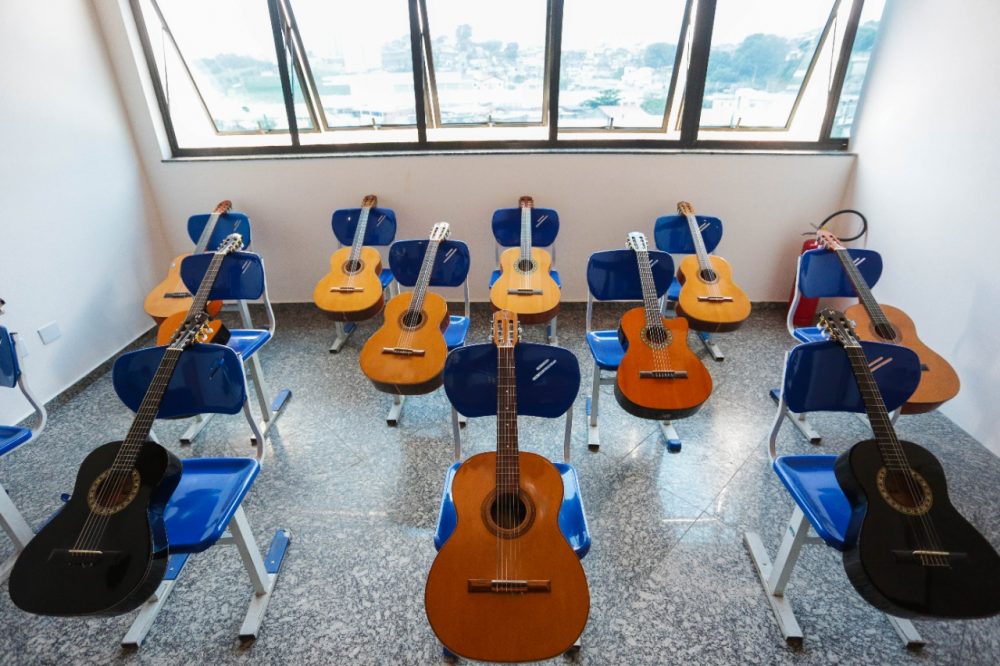 Escola livre de música de itapevi abre inscrições para aulas de diversos instrumentos e expressão corporal