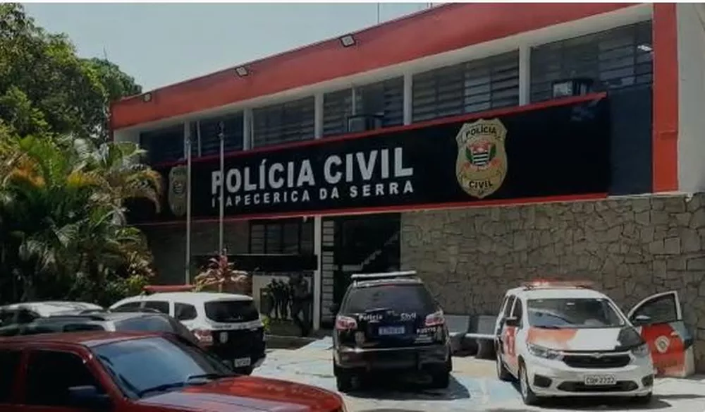 Adolescente é baleada em frente à mãe durante tentativa de assalto em Itapecerica da Serra