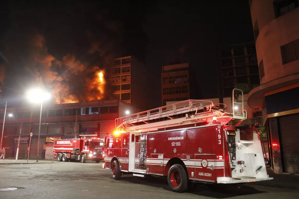 Incêndio atinge prédios comerciais no Centro de SP; bombeiros ficam feridos e área é interditada por risco de desabamento
