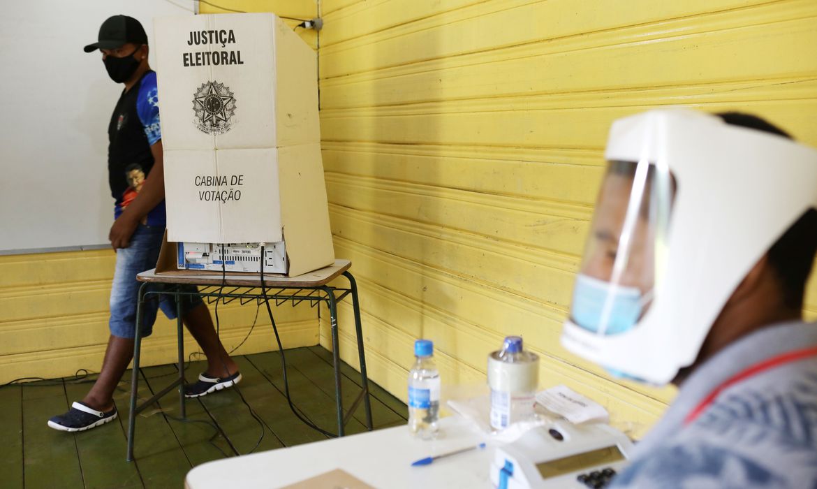 Justiça TSE volta a proibir celular, mesmo desligado, na cabine de votação
