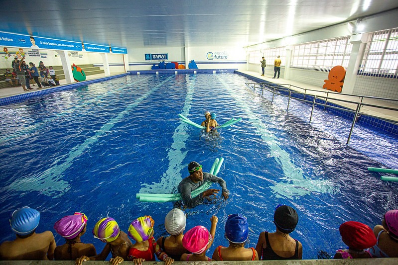 Aulas de natação continuam nas férias para alunos das Escolas do Futuro
