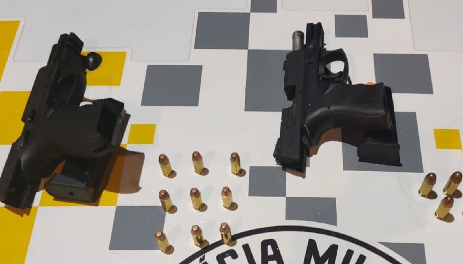 Homem é preso com duas pistolas em Cotia