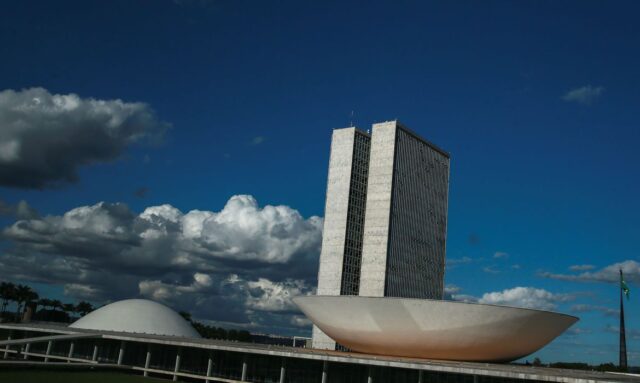 monumentos_brasilia_cupula_plenario_da_camara_dos_deputados3103201338 Congresso aprova Orçamento com salário mínimo de R$1.320 para 2023