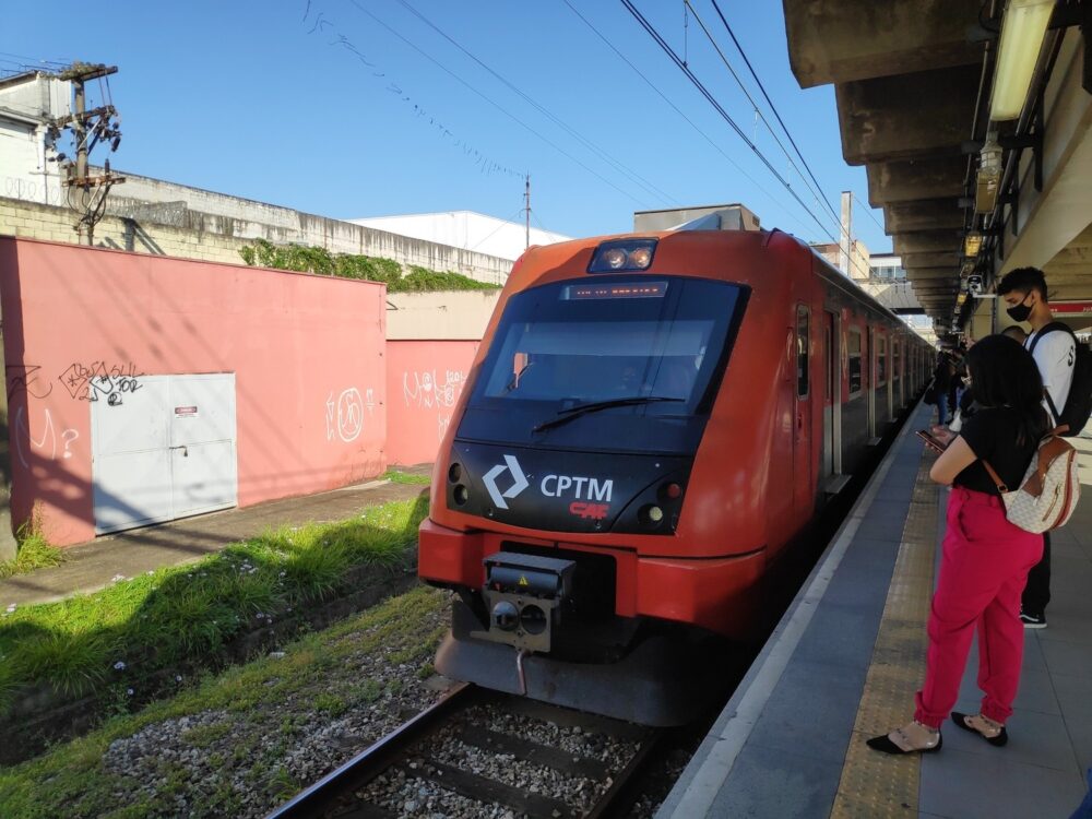 Passageiro é morto com golpe de canivete na estação Osasco