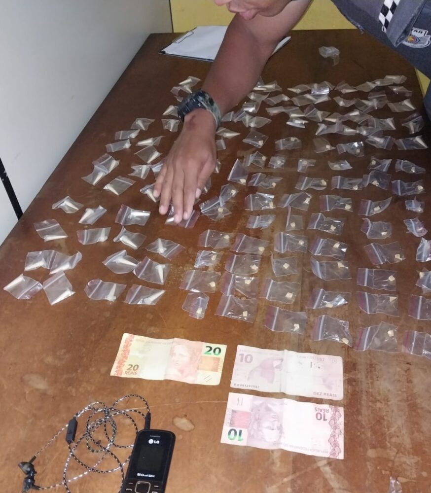 Procurado pela justiça é preso com 130 porções de drogas em Carapicuíba