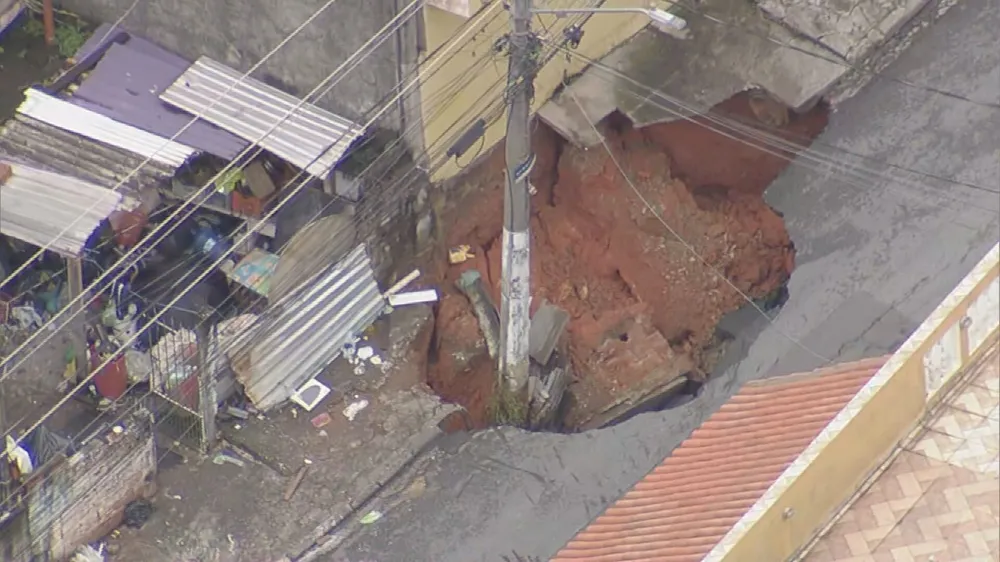 Cratera abre em rua de Carapicuíba