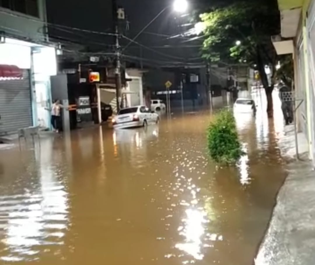 Fortes chuvas causam alagamentos e transtornos em Itapevi e região