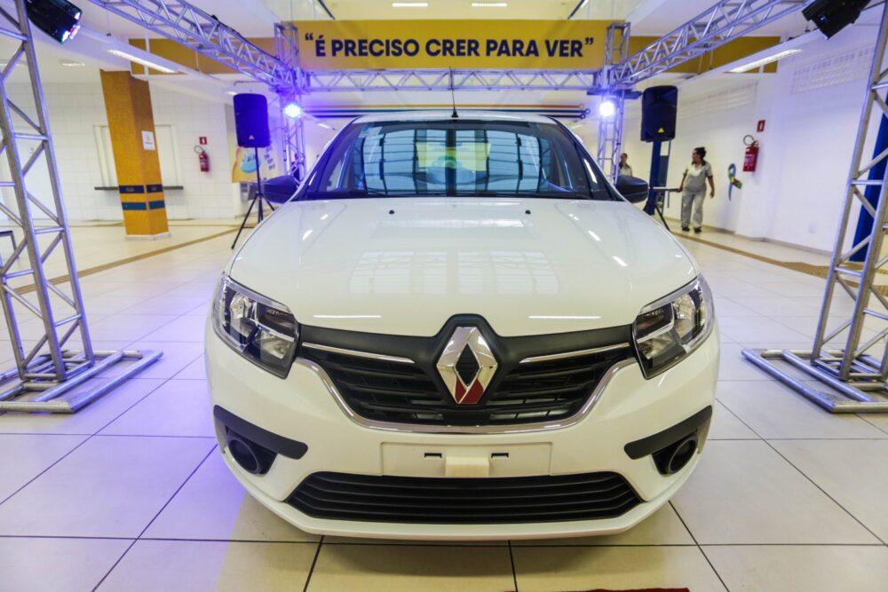 Itapevi entrega carro 0km no prêmio professor nota 10