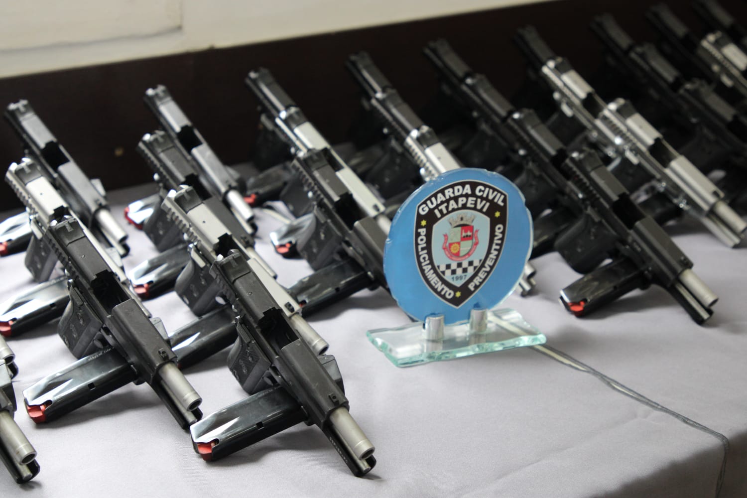 SSP firma parceria com Itapevi para melhorias na segurança e doa 100 pistolas à GCM do município