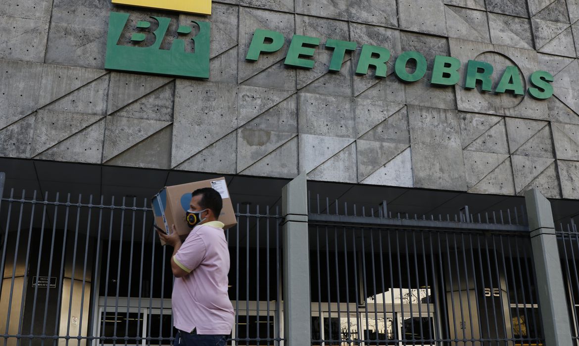 Petrobras reduz preço da gasolina em R$ 0,13 por litro