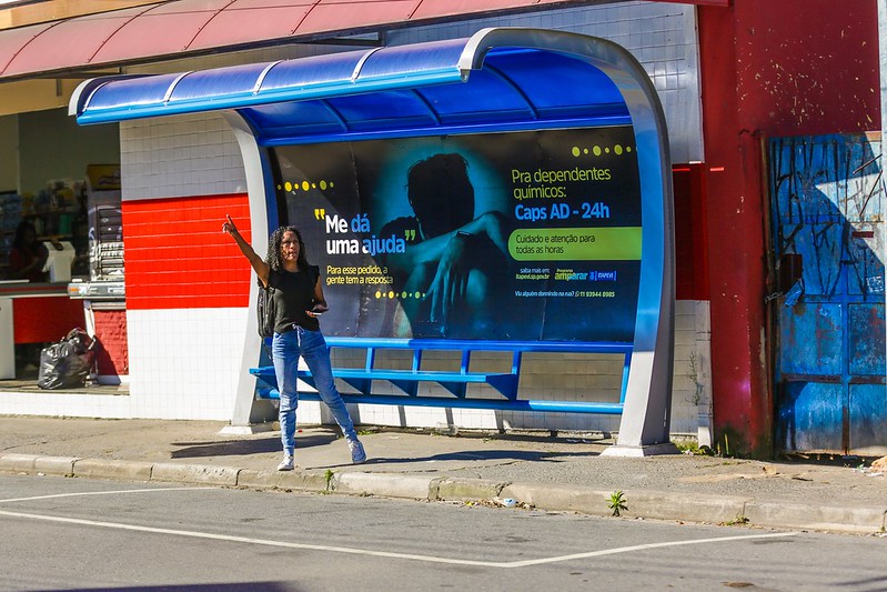 Prefeitura inicia instalação de 47 novos abrigos de paradas de ônibus em toda a cidade