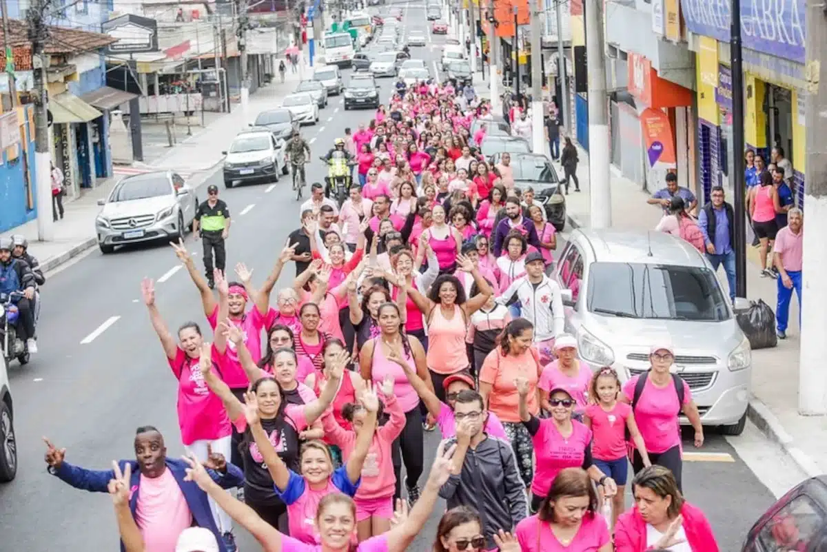 Caminhada Rosa e Azul reúne cerca de 400 participantes da Prefeitura ao Parque da Cidade