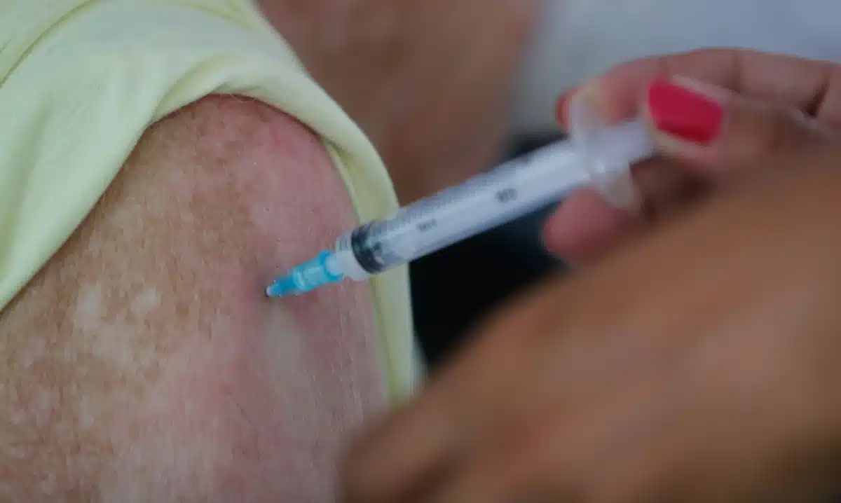 COVID-19: Vacinação Incluída no Programa Nacional de Imunizações a partir de 2024