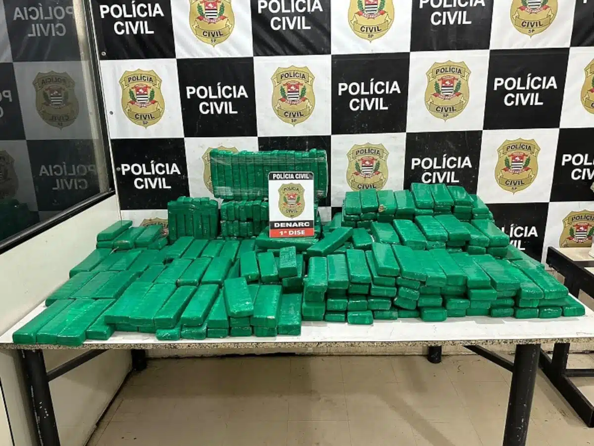 Homem é preso com 310 tijolos de maconha em veículo roubado em Barueri