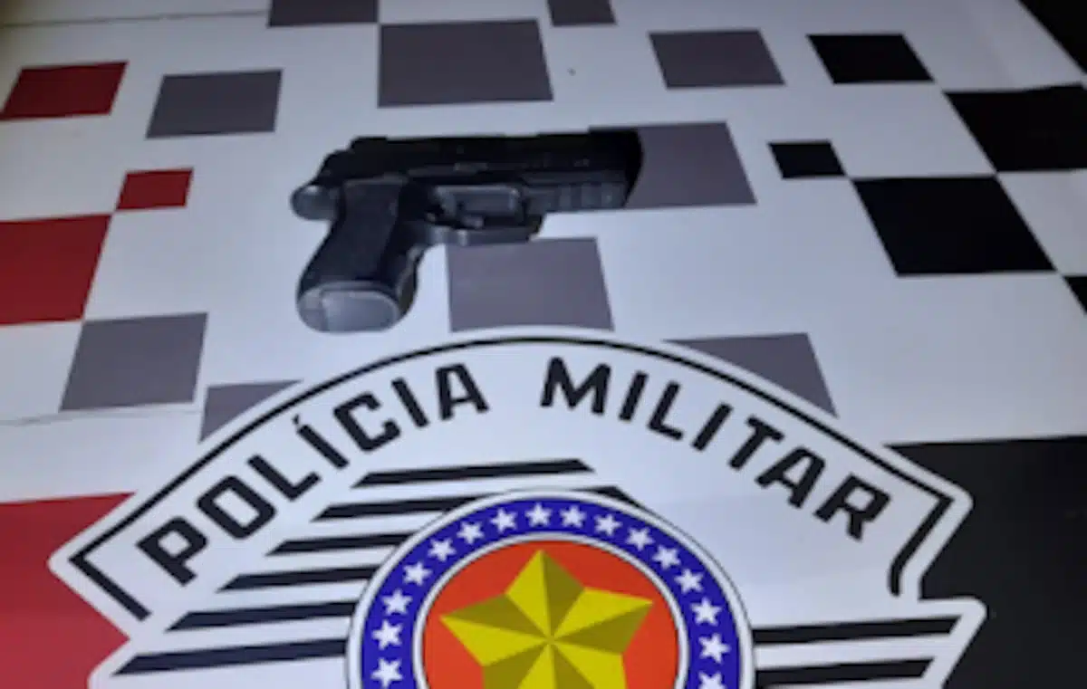 Quatro Indivíduos são Presos com Motocicleta Roubada e Simulacro de Arma de Fogo