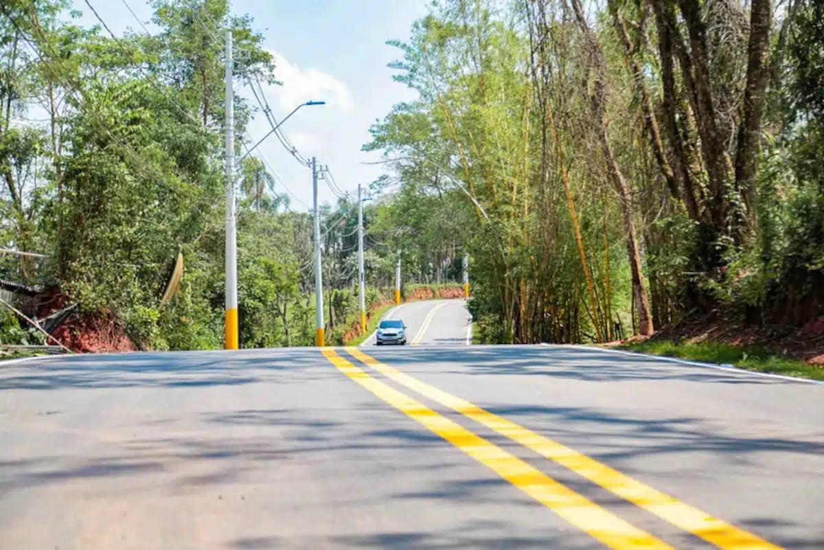 Pavimentação da Estrada Vicinal Elias Alves da Costa em Itapevi atinge 98% de conclusão