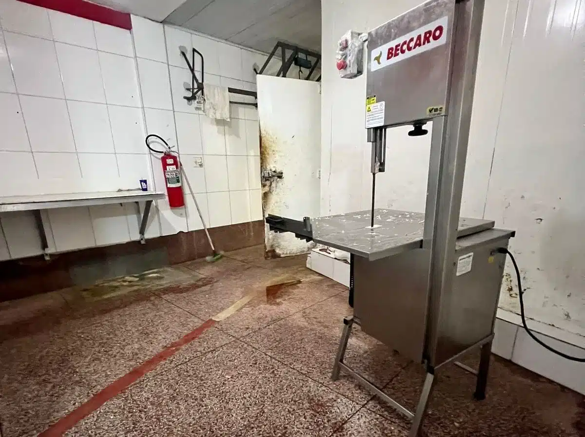 Polícia fecha açougue que vendia carne imprópria para consumo em Osasco
